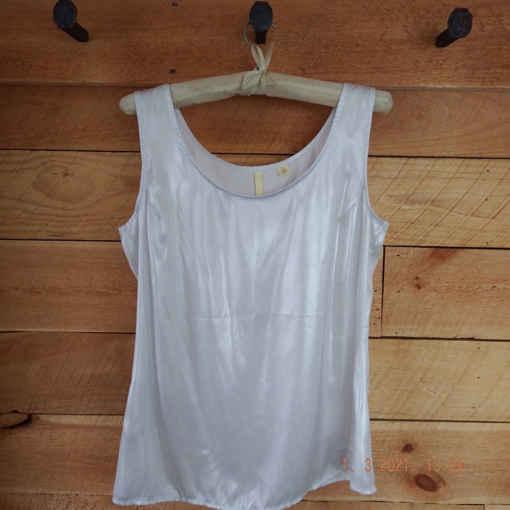 White shell top